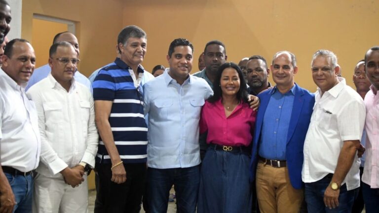 Ministro de Deportes supervisa trabajos de reconstrucción polideportivo de Las Caobas