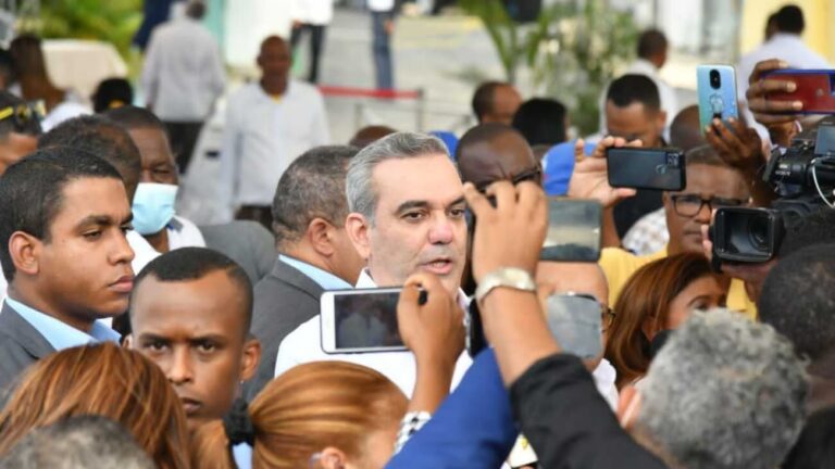 Presidente Abinader felicita a los periodistas y reafirma su compromiso con la libertad de prensa