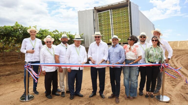 En gobierno del presidente Abinader, la República Dominicana hace historia con el despacho de primer contenedor de uvas de mesa hacia EE. UU.
