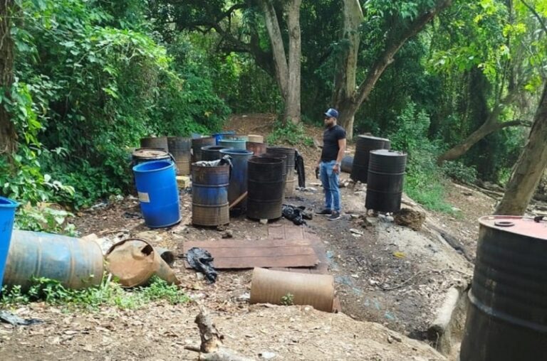 Desmantelan laboratorio clandestino de bebidas alcohólicas adulteradas en Monte Plata