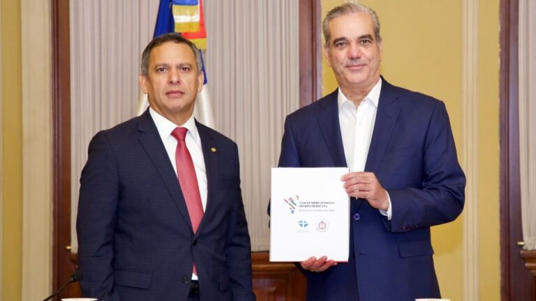 Presidente Abinader recibe la Declaración de Santo Domingo tras culminar la XXII Cumbre Judicial Iberoamericana