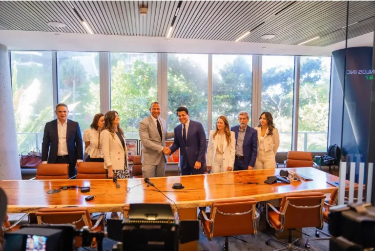 David Collado y Alex Rodríguez anuncian inversión de mil millones de dólares en Playa Grande