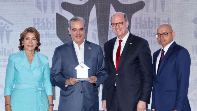 Presidente Abinader recibe reconocimiento de Hábitat para la Humanidad RD por su compromiso con la transformación de los hogares dominicanos