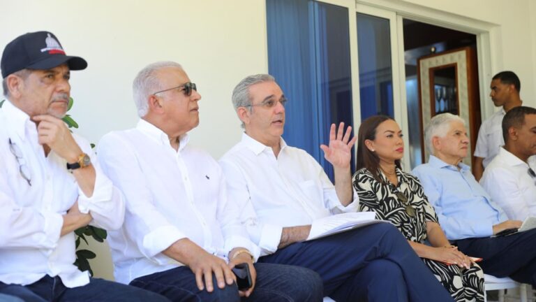 Presidente Abinader se reúne con comunitarios y autoridades de Espaillat y Puerto Plata; identifica principales necesidades e instruye soluciones