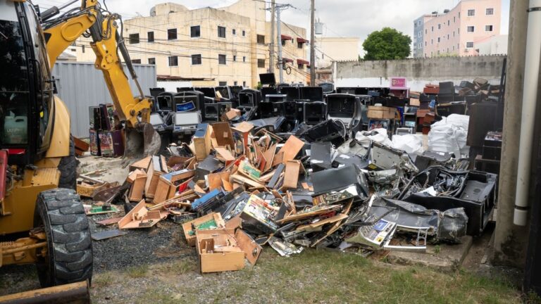 Ministerio de Hacienda destruye más de 1,500 equipos usados para venta ilegal de juegos de azar