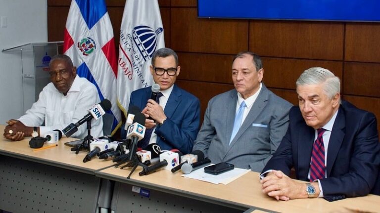 Gobierno anuncia aumento salarial de un 30 % y un 25 % al sector turístico nacional