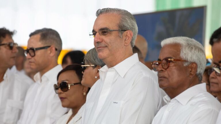 Al conmemorar el Día del Colono Azucarero, el presidente Abinader reconoce a varios colonos y reitera su compromiso de modernización y consolidación del sector cañero