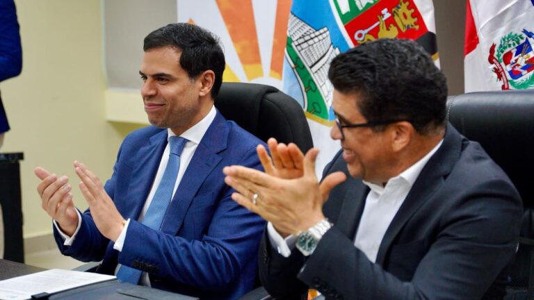 Roberto Ángel Salcedo y Dio Astacio firman acuerdo para abrir Escuela de música de Bellas Artes en Santo Domingo Este