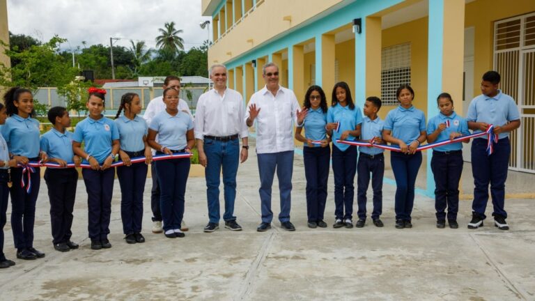 Presidente Abinader inaugura la Escuela Básica Rafael Guaroa Moreta Batista y visita la Casa Museo Juan Trinidad