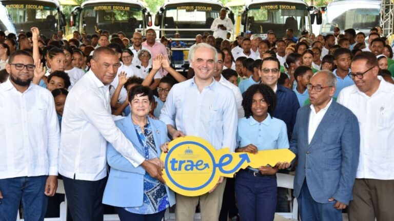 Ministro Luis Miguel De Camps encabeza entrega autobuses escolares en El Seibo; beneficiará a 17,500 estudiantes