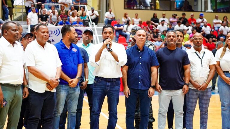 Ministerio de Deportes entrega un millón de pesos para torneo de baloncesto en Puerto Plata