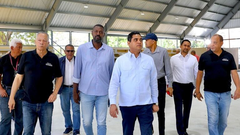Ministro Kelvin Cruz supervisa trabajos del Centro Deportivo y Cultural Ozama