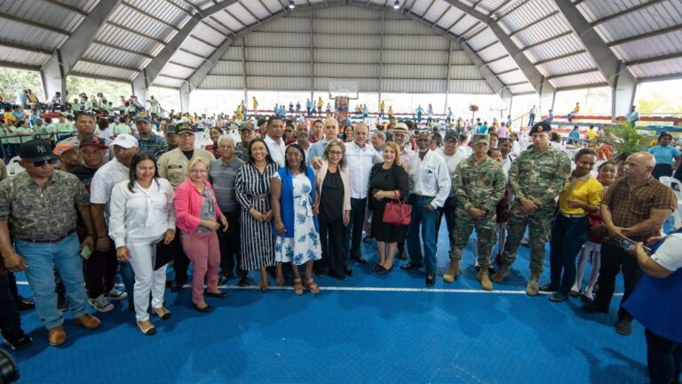 El Consejo Nacional de Drogas orienta a más de 600 estudiantes y líderes locales de Loma de Cabrera