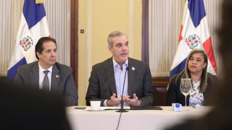 Presidente Luis Abinader reconoce a médicos forenses por histórica labor en tragedia del Jet Set