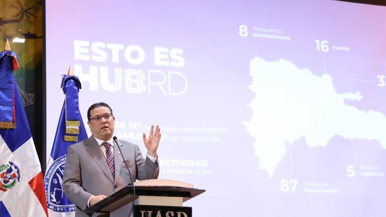 Director de Aduanas plantea que la logística será el petróleo de RD y trabaja en acuerdo de becas para estudiantes de la UASD
