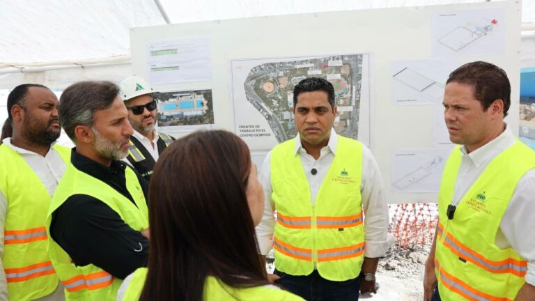 Ministros Carlos Bonilla y Kelvin Cruz supervisan remodelación del Centro Olímpico Juan Pablo Duarte