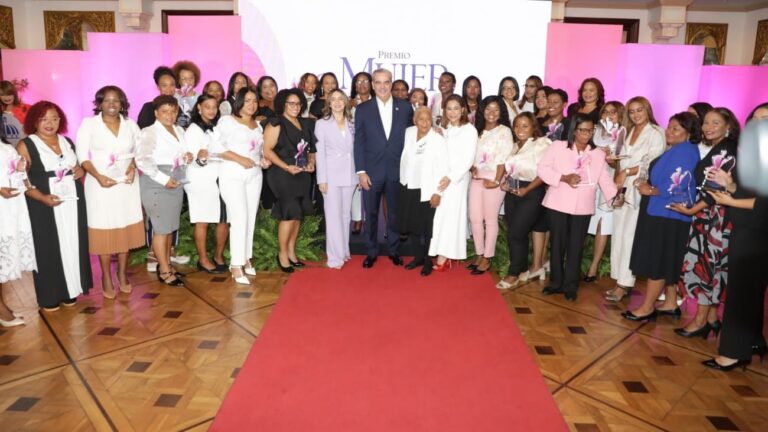 Presidente Abinader encabeza quinta edición del premio Mujer Supérate; reconocen a 36 mujeres Superemprendedoras
