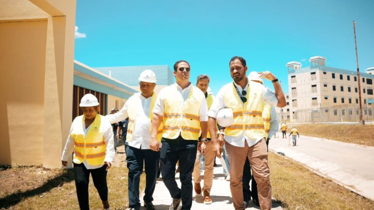 Ministro Carlos Bonilla supervisa avances en construcción del Centro Correccional de Las Parras
