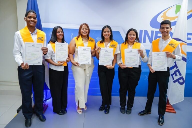 INFOTEP certifica a 36 adolescentes con discapacidad auditiva en diseño de artículos promocionales