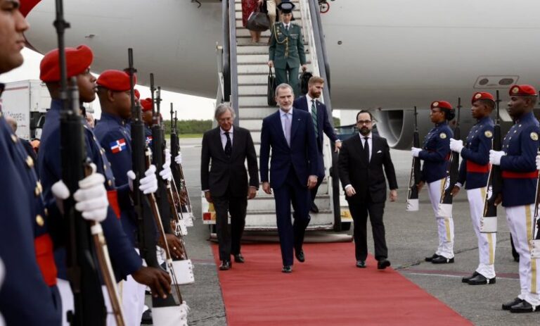 El rey de España llega a Santo Domingo para participar en el Congreso Mundial del Derecho