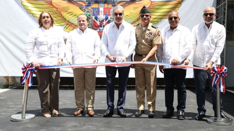 Presidente Abinader inaugura primera fase de la planta de ensamblaje de vehículos, en San Cristóbal, dando un paso histórico en la industria militar dominicana