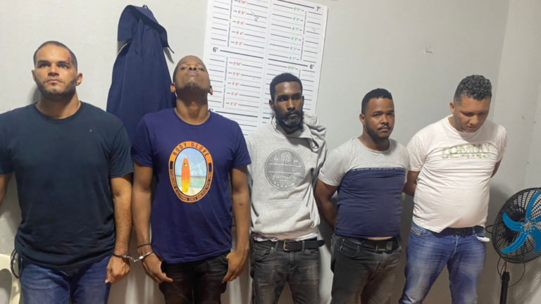 Dos policías y tres civiles acusados de pertenecer a banda de secuestradores en Hato Mayor