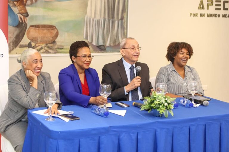 Jorge Subero Isa, Guadalupe Valdez y Edith Febles dialogan en Panel “Transparencia en el CNM” organizado por ROI y UNAPEC