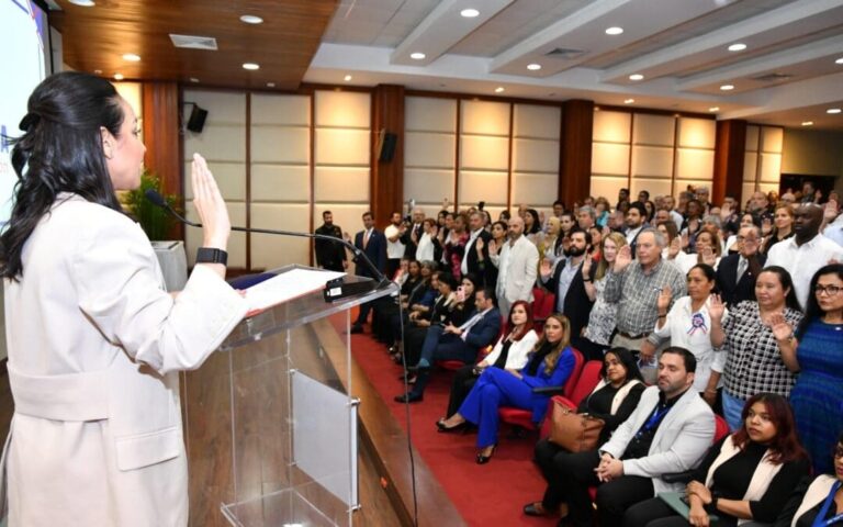Más extranjeros asumen nacionalidad dominicana; ministra de Interior y Policía, Faride Raful juramenta 82 ciudadanos