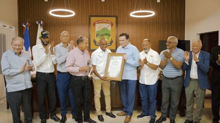 Patronato y Grupo Ecológico de Las Lagunas reconocen al vicepresidente de Seaboard, Armando Rodríguez