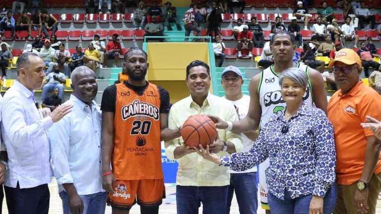 Ministro Kelvin Cruz inaugura remozado multiuso Rolando Ramírez, en SPM