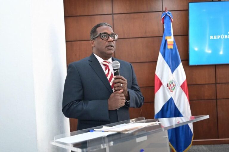 Agustín Burgos juramentado director ejecutivo del IDOPPRIL