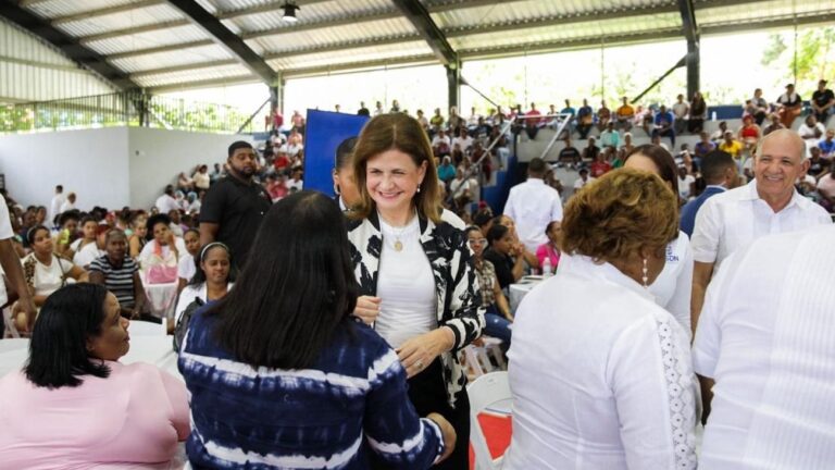 “Las madres son el alma de cada hogar”, afirma la vicepresidenta Raquel Peña en almuerzo con mujeres de SDN