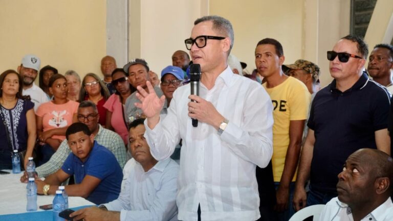 Ministro de Trabajo garantiza entrega transparente del bono navideño a portuarios