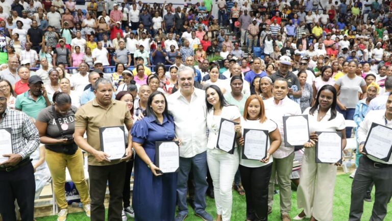Presidente Abinader entrega en La Romana 1,600 títulos de propiedad de un total de 2,521, para garantizar estabilidad, futuro y dignidad a más de 10,000 personas