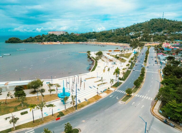Presidente Abinader y ministro Collado inauguran reconstrucción de Malecón y otras obras en Samaná