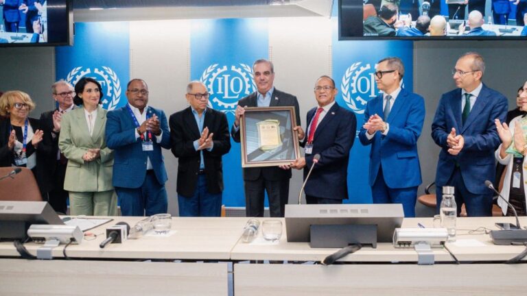 Presidente Abinader recibe reconocimiento en acto de la OIT en Ginebra, Suiza, por su respaldo a los derechos, la dignidad y el bienestar de la clase trabajadora