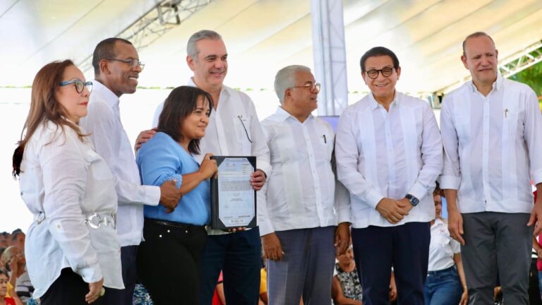 Presidente Abinader sigue entregando títulos de propiedad a familias necesitadas