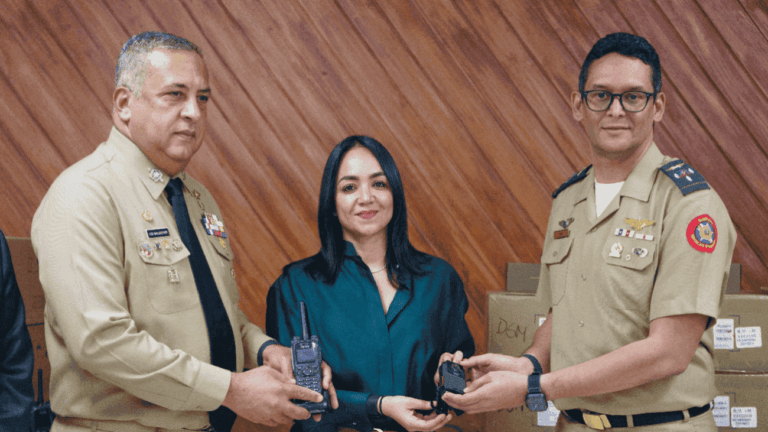 Migración recibe radios y “body cam” para fortalecer y transparentar operaciones