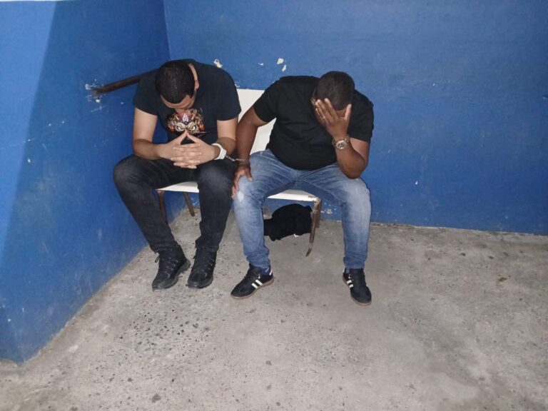 Apresan a dos policías tras atracar a otro agente en Boca Chica
