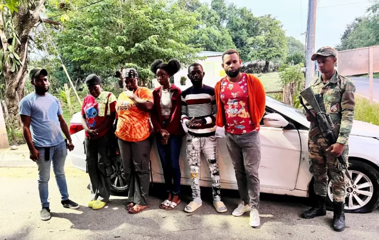 Detienen a haitiano y dominicano por transportar inmigrantes indocumentados