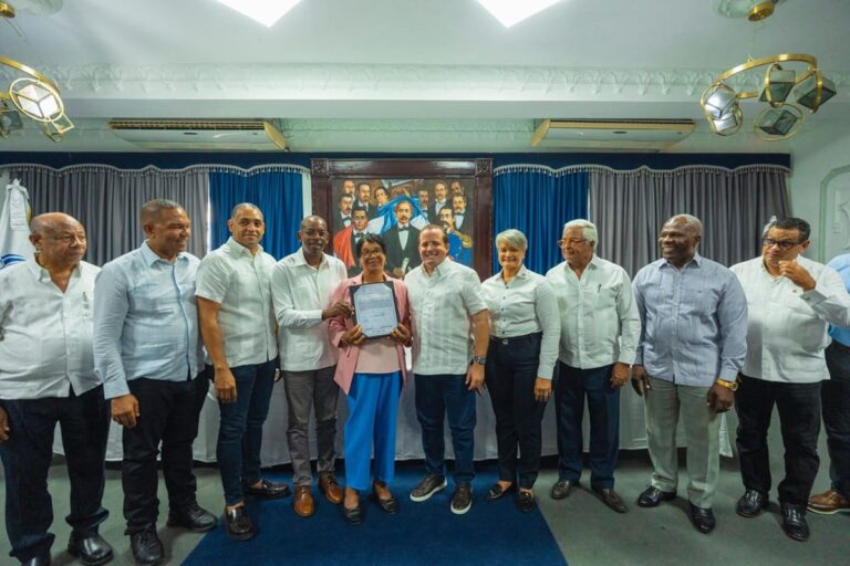 Ministro Paliza entrega 317 títulos de propiedad en San Pedro de Macorís