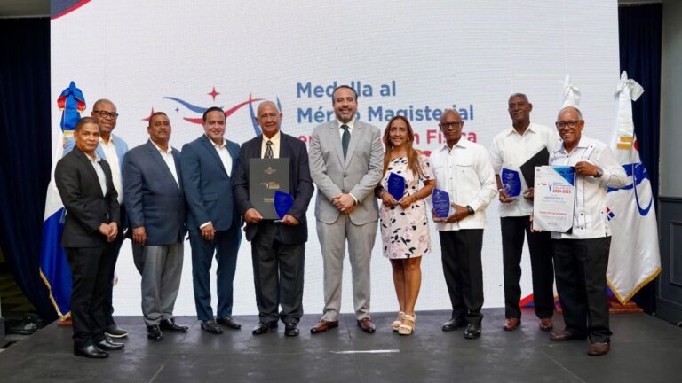 Inefi reconoce a 23 educadores con la Medalla al Mérito Magisterial en Educación Física 2024-2025 durante emotiva gala