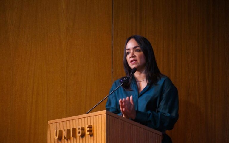 Autoridades de Interior y Policía y estudiantes de Unibe dialogan sobre transformación policial