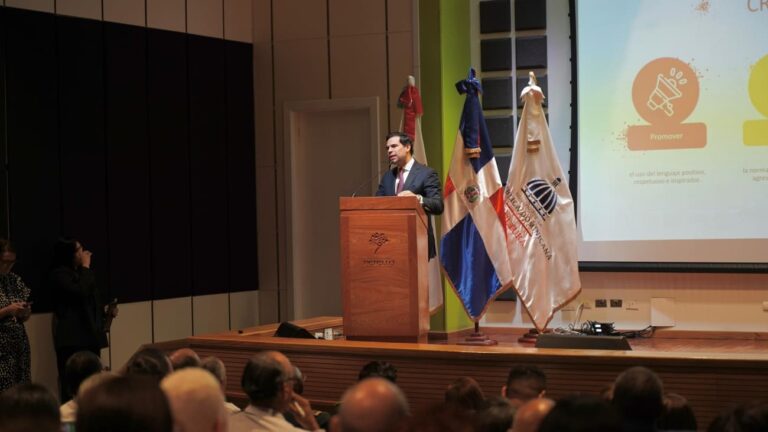 Con amplio respaldo, ministro de Cultura presenta “El Poder de las Buenas Palabras”, en Baní