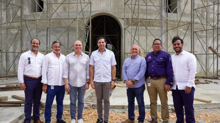 Ministro Roberto Ángel Salcedo visita construcción de obras culturales en Ciudad Juan Bosch