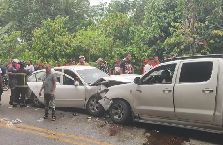 Dos muertos y 12 heridos en accidente de tránsito en San Francisco de Macorís