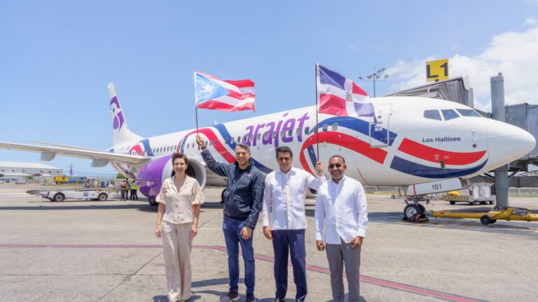 Ministro de Turismo le da salida al primer vuelo de Arajet a Puerto Rico