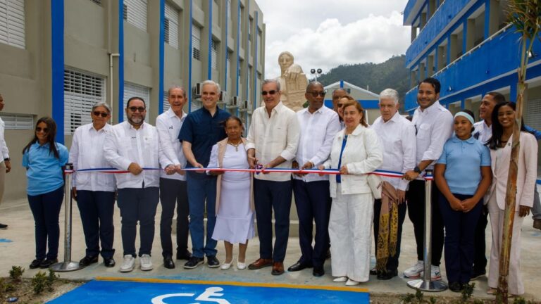 Presidente Abinader inaugura Liceo Experimental y subcentro de la UASD, que beneficiará 1,235 estudiantes, en Constanza