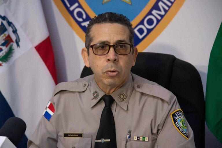 Policía investiga hallazgo de tres hombres atados, dos muertos y uno herido, en solar baldío de San Cristóbal