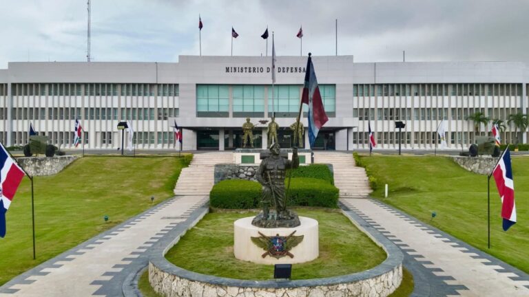 Ministro de Defensa y ministro administrativo de la Presidencia supervisan construcción de mercados binacionales en la frontera RD-Haití